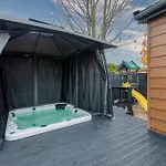 Family Luxury With Hot Tub Apartman